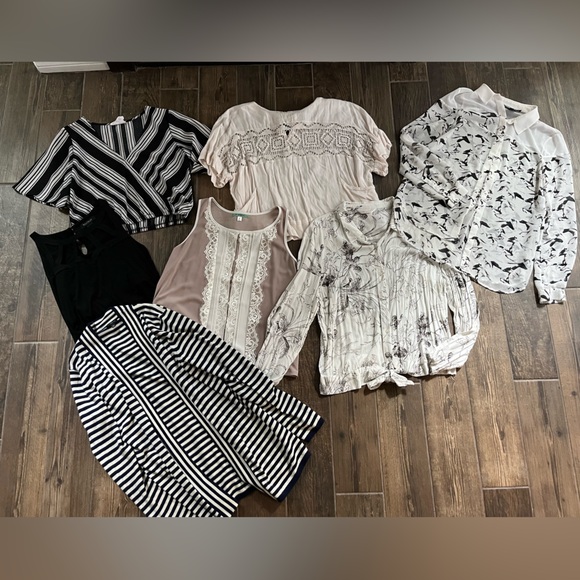 Woman’s small blouse bundle - Picture 1 of 7